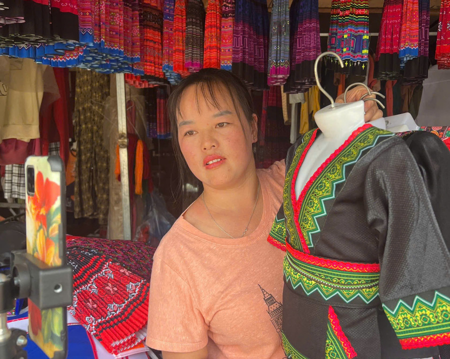 Chị Giàng Thị Dính đang livestream bán hàng trực tuyến.