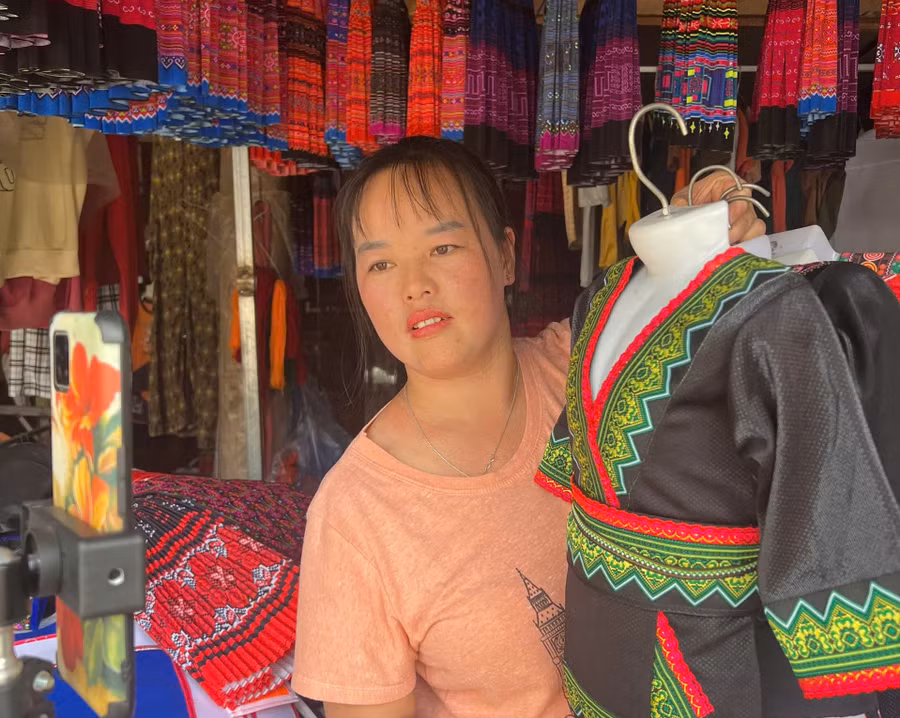 Chị Giàng Thị Dính đang livestream bán hàng trực tuyến.