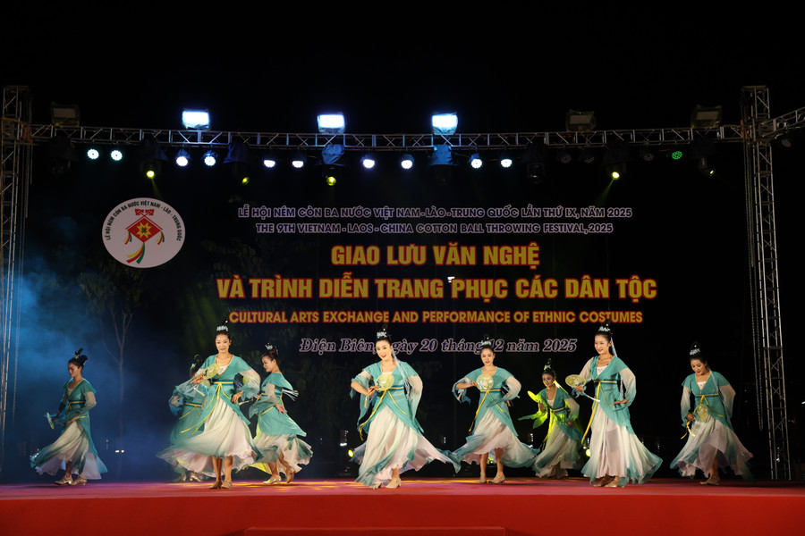 Phần thi trình diễn trang phục các dân tộc.