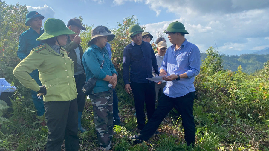 Cán bộ xã Chiềng Sinh làm việc tại cơ sở.