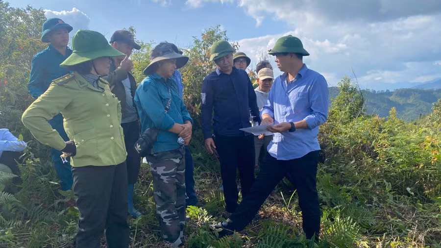 Cán bộ xã Chiềng Sinh làm việc tại cơ sở.