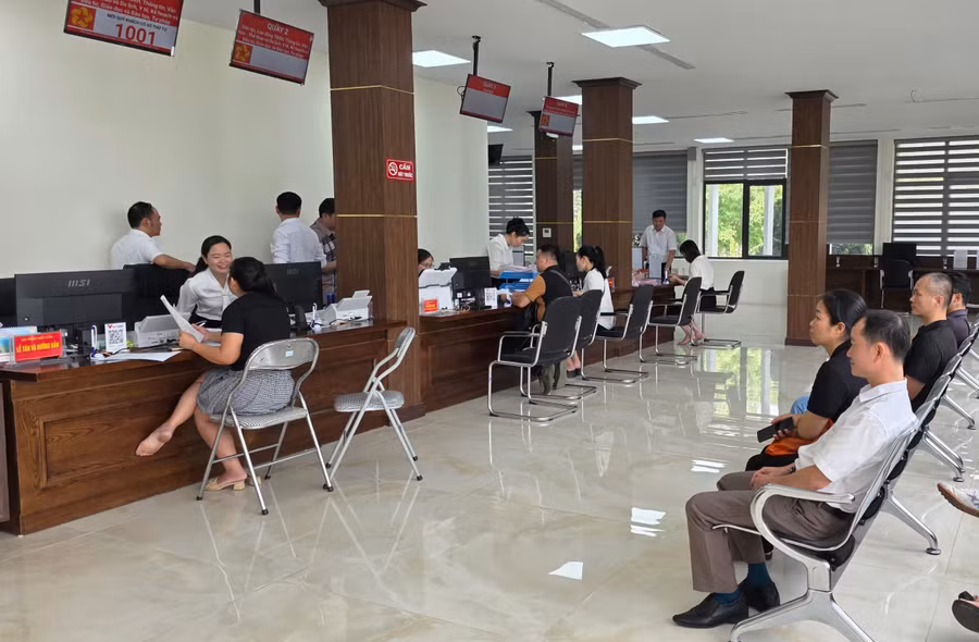 Người dân đến giao dịch tại Trung tâm phục vụ hành chính công thành phố Lào Cai.