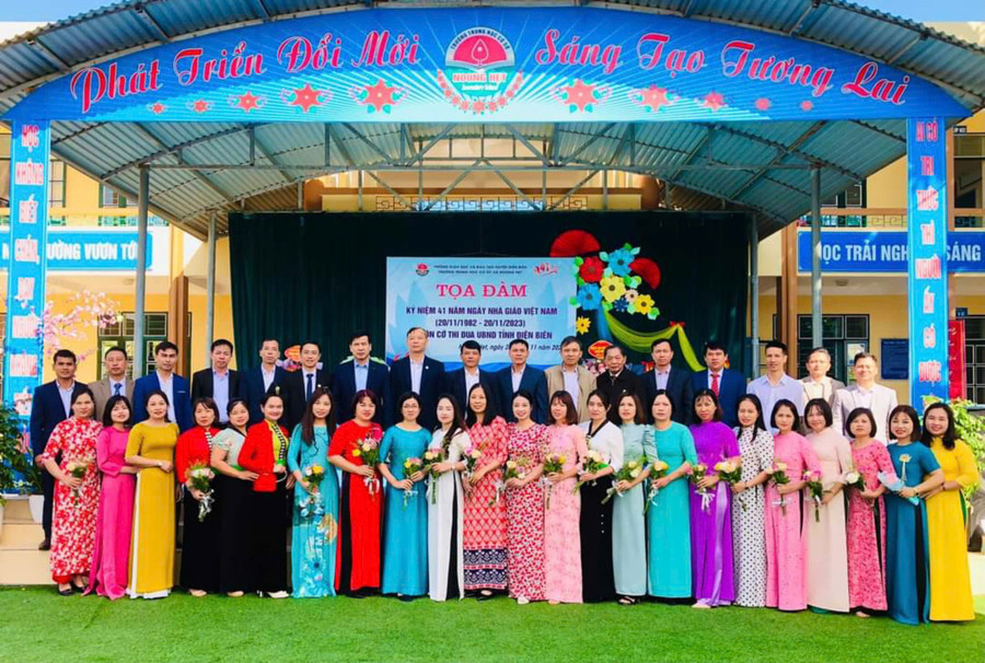 Các đại biểu cùng tập thể sư phạm trường THCS Noong Hẹt chụp ảnh lưu niệm.