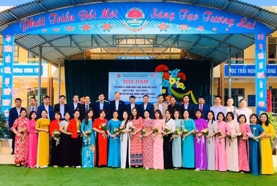 Các đại biểu cùng tập thể sư phạm trường THCS Noong Hẹt chụp ảnh lưu niệm.