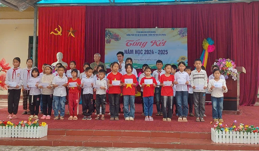 Khen thưởng những học sinh có thành tích xuất sắc trong năm học 2024-2025. he-muong-1.jpg