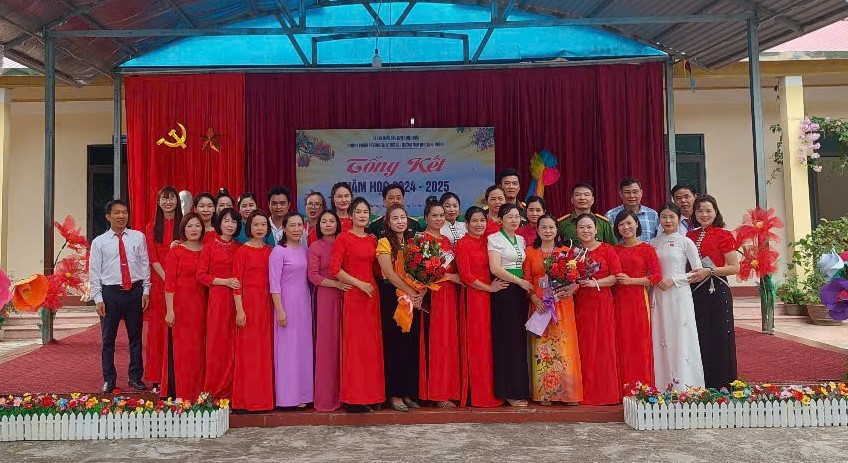 Tập thể sư phạm nhà trường chụp ảnh lưu niệm cùng các đại biểu dự Lễ Tổng kết năm học. he-muong.jpg