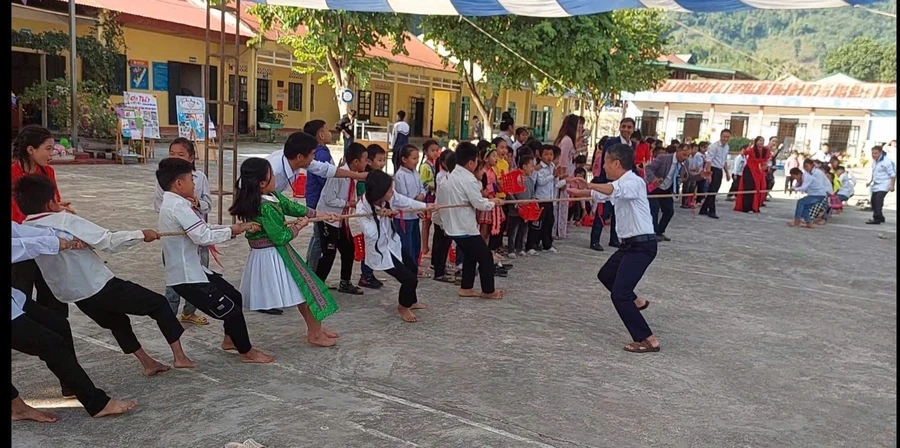 Học sinh nhà trường thi kéo co.
