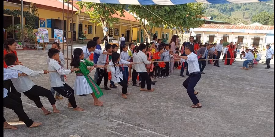 Học sinh nhà trường thi kéo co.