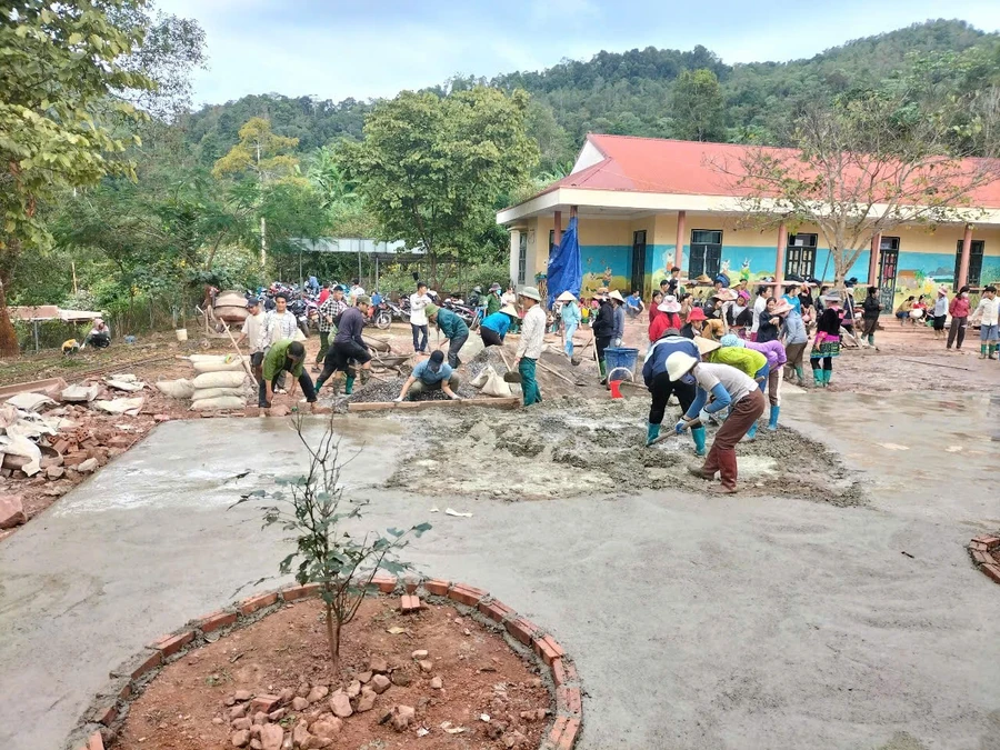 Những khoảng sân trường được làm bằng bê tông sạch sẽ, tạo sân chơi an toàn cho trẻ.