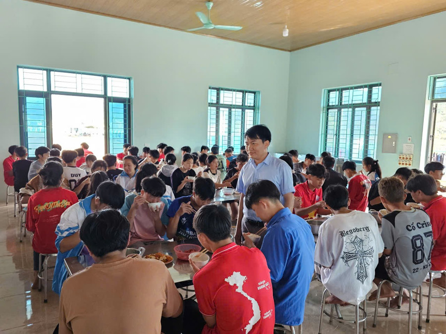 Ông Nguyễn Văn Tập kiểm tra bữa ăn của học sinh.