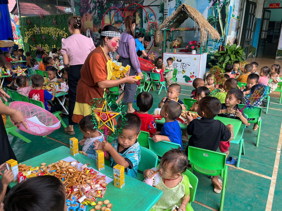 Báo Giáo dục và Thời đại tổ chức Tết Trung thu cho học sinh Trường Mầm non Xá Nhè, xã Sáng Nhè, tỉnh Điện Biên.