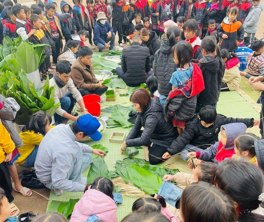 Học sinh vùng cao tham gia lễ hội bánh chưng xanh.