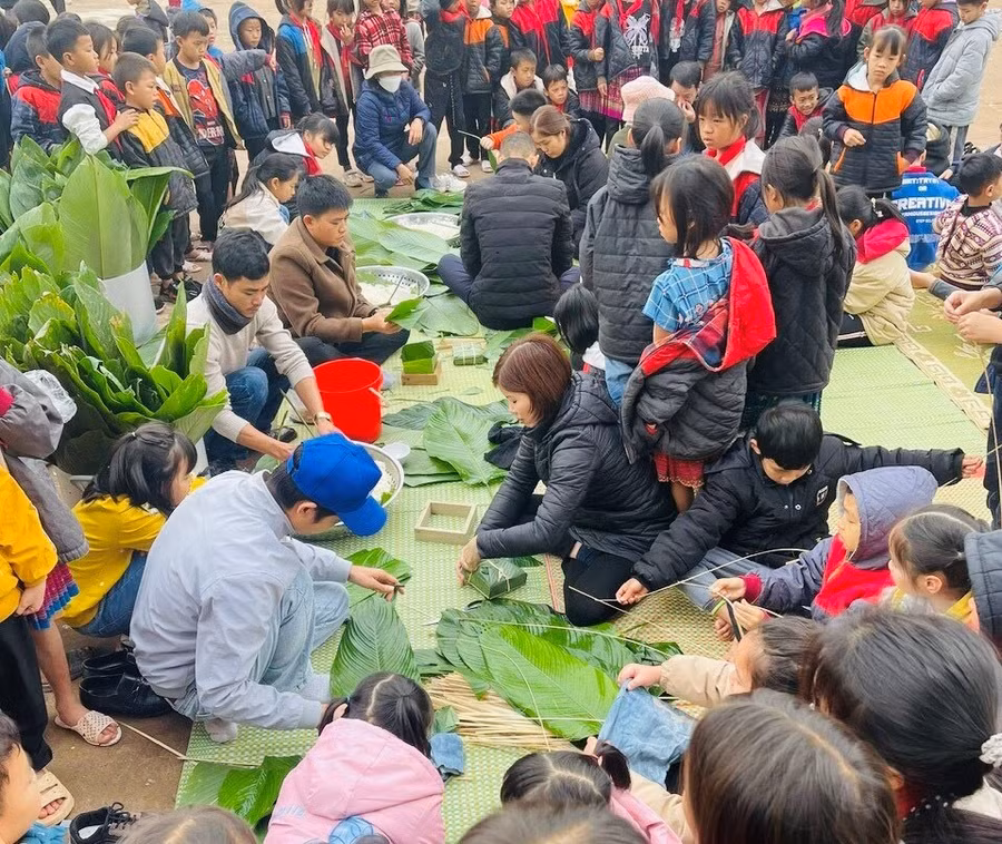 Học sinh vùng cao tham gia lễ hội bánh chưng xanh.