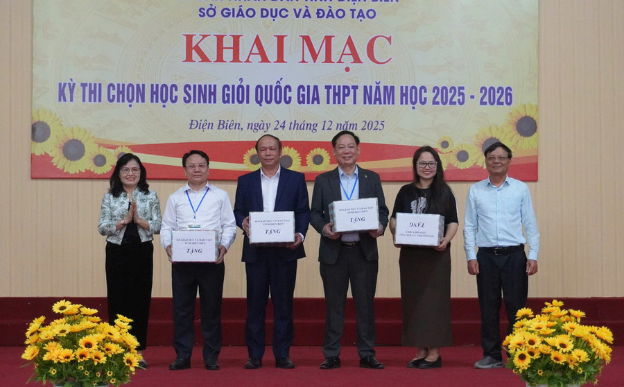 Sở Giáo dục Điện Biên tặng quà lưu niệm cho các đơn vị.