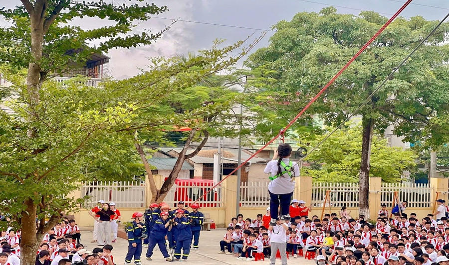 Học sinh trường THCS Him Lam tham gia chương trình trải nghiệm chữa cháy, cứu nạn – cứu hộ .