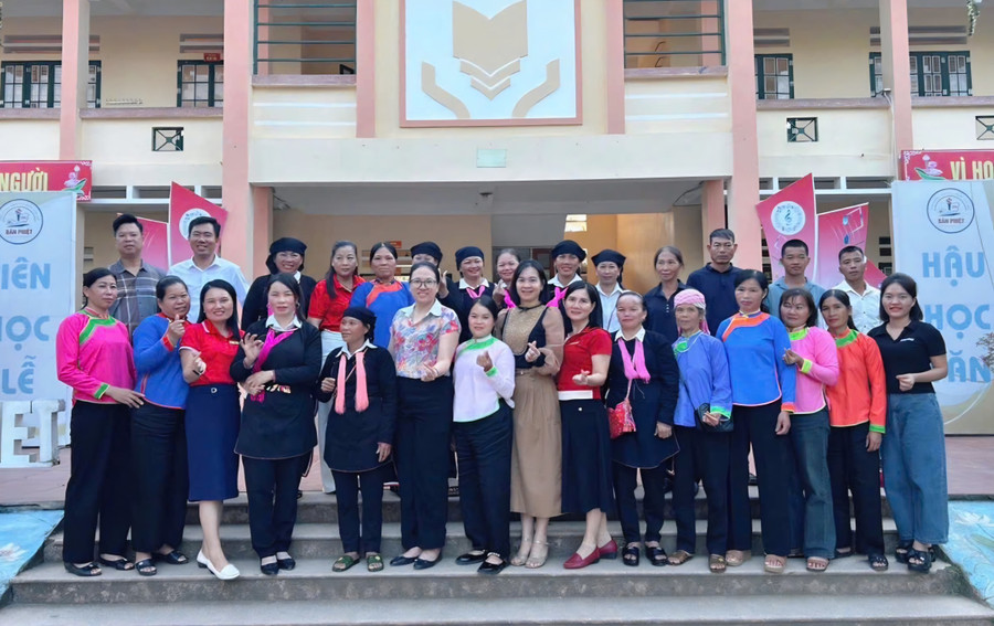 Các học viên lớp xóa mù chữ phường Lào Cai chụp ảnh lưu niệm cùng giáo viên và lãnh đạo phường.