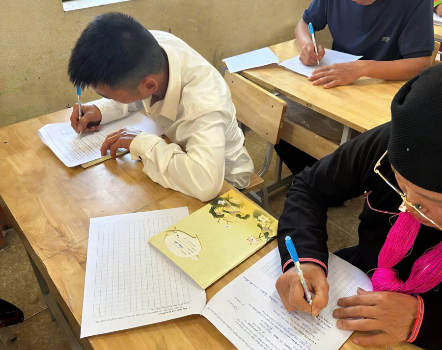 Những học viên lớn tuổi cần mẫn tập viết từng con chữ ở lớp xóa mù chữ tổ chức tại Trường THCS Bản Phiệt (phường Lào Cai). xoa-mu-phuonglc-2.jpg