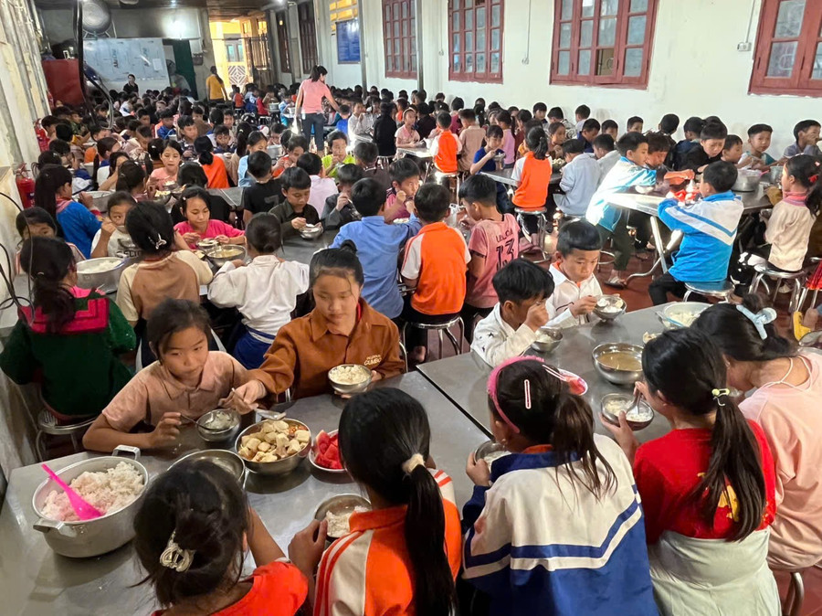 Một bữa ăn của học sinh trường PTDTBT THCS Nà Bủng. na-bung-dien-bien.jpg