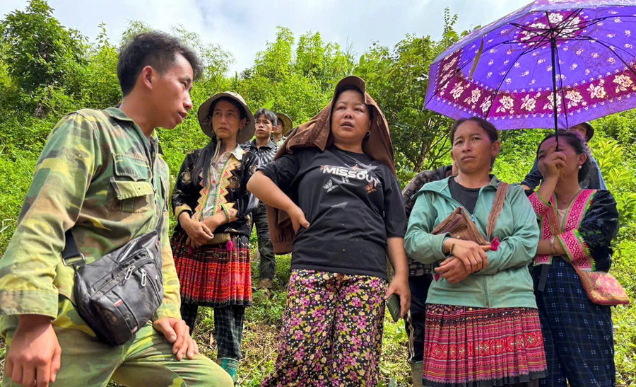 Trưởng bản Háng Pu Xi - Mùa A Thi (ngoài cùng bên trái) chuyện trò với người dân địa phương - Ảnh: Diệp Chi. mua-a-thi-1.jpg