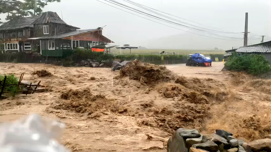 Mưa lớn làm nước suối dâng cao trên địa bàn xã Mù Căng Chải, tỉnh Lào Cai. (Ảnh: Sở NN&MT Lào Cai)