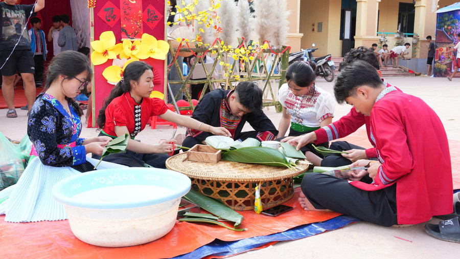 Học sinh nội trú tham gia dự thi gói bánh chưng xanh.