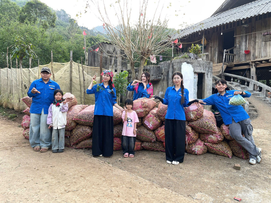 Sinh viên Đại học Tây Bắc chung tay hỗ trợ người dân sau mưa đá.