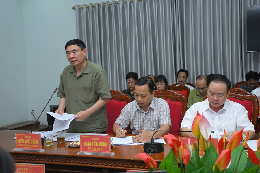 Ông Trần Quốc Cường - Bí thư Tỉnh ủy Điện Biên báo cáo tình hình với Thủ tướng tại buổi làm việc. dien-bien-1-2.jpg