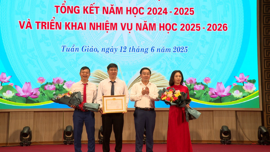 Ông Giàng A Dế - Phó Bí thư Thường trực Huyện ủy, Chủ tịch HĐND huyện trao Bằng khen của Tỉnh ủy Điện Biên cho tập thể Chi bộ Phòng GD&ĐT huyện Tuần Giáo, đạt tiêu chuẩn “Hoàn thành xuất sắc nhiệm vụ” tiêu biểu 5 năm liền (Ảnh: Lường Phượng). tuan-giao-tk.jpg