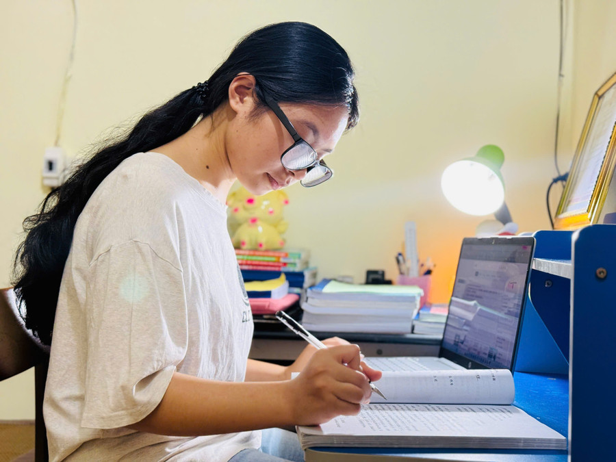 Lý Hoàng Ngân luôn miệt mài với những trang sách. ly-hoang-ngan-1.jpg