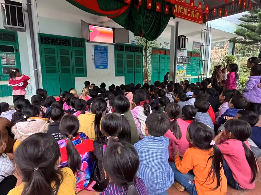 Học sinh vùng cao Điện Biên sau giờ tan học.