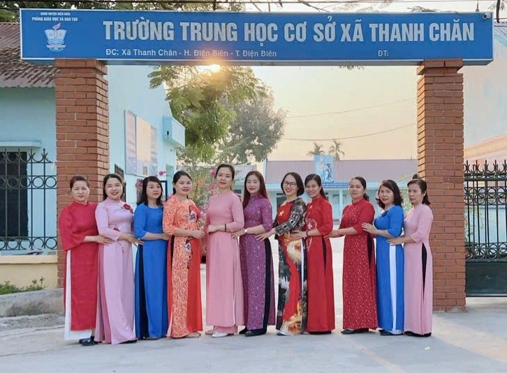 Tập thể nữ công nhà trường chụp ảnh lưu niệm.