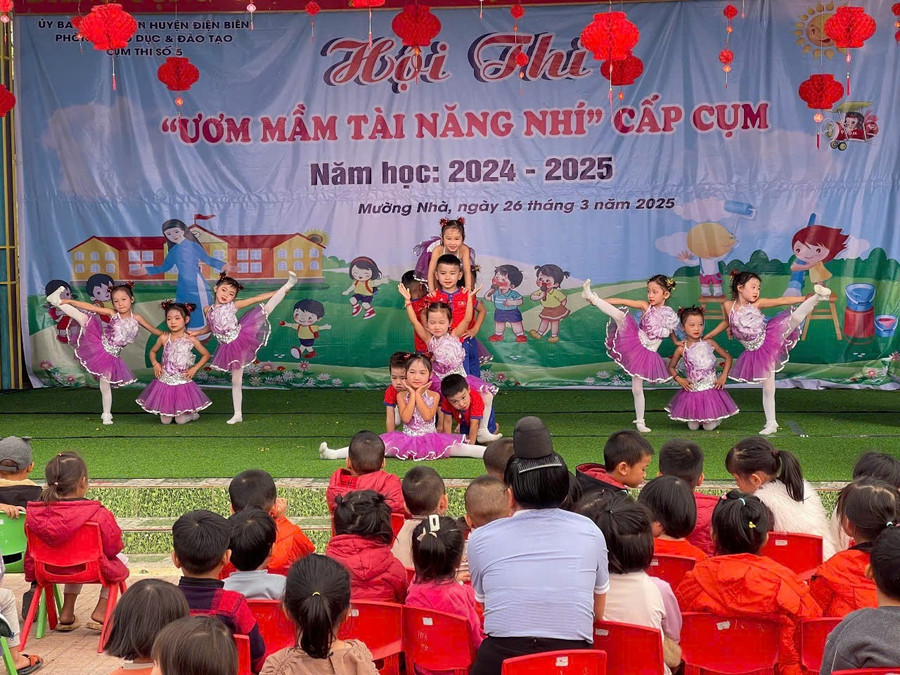 Tiết mục nhảy hiện đại kết hợp erobic “Bắc Kim Thang + Mái trường em học bao điều hay” trong phần thi bé vui khỏe.