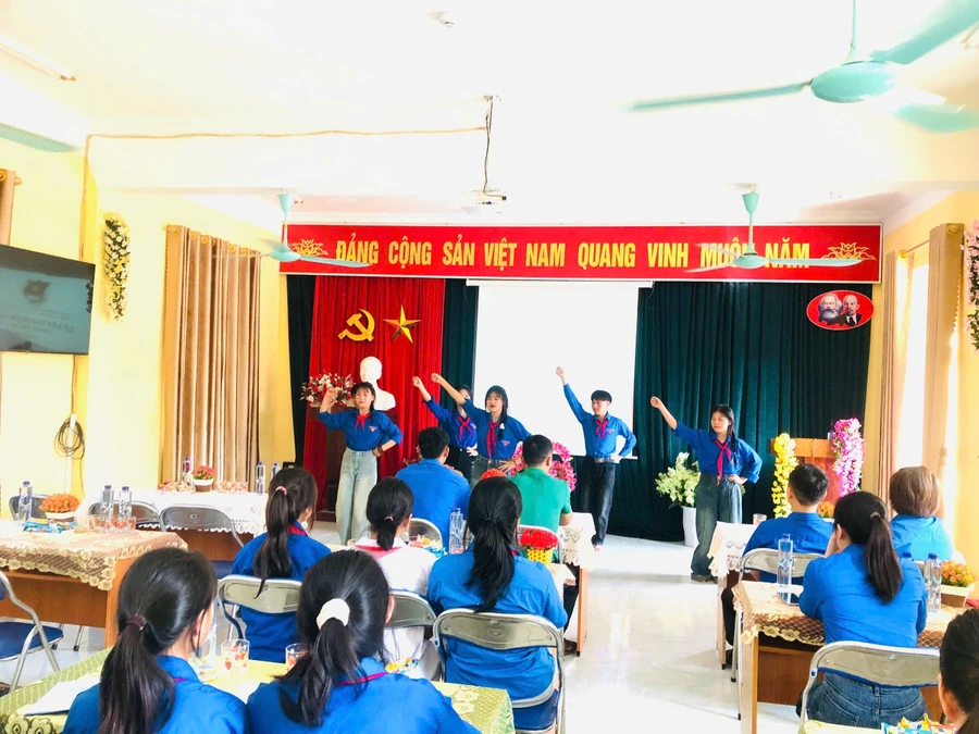 Tiết mục văn nghệ do học sinh nhà trường biểu diễn.