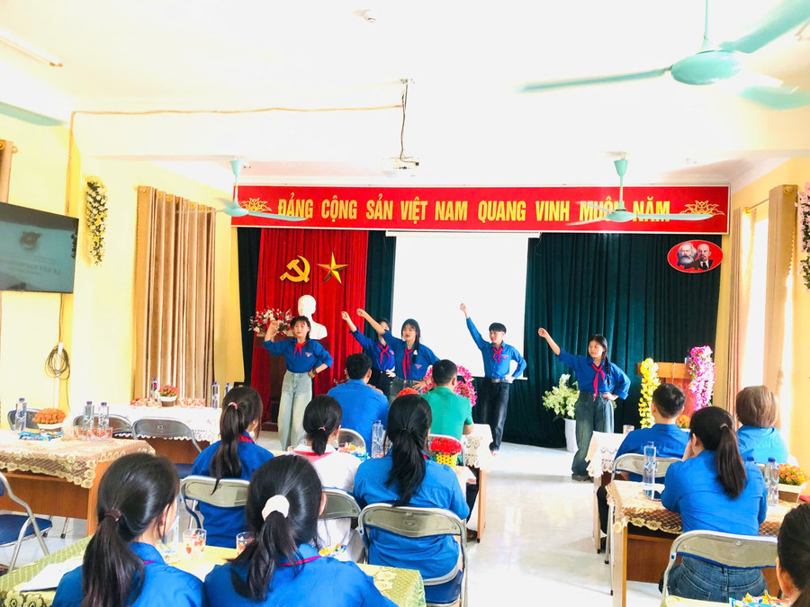 Tiết mục văn nghệ do học sinh nhà trường biểu diễn.
