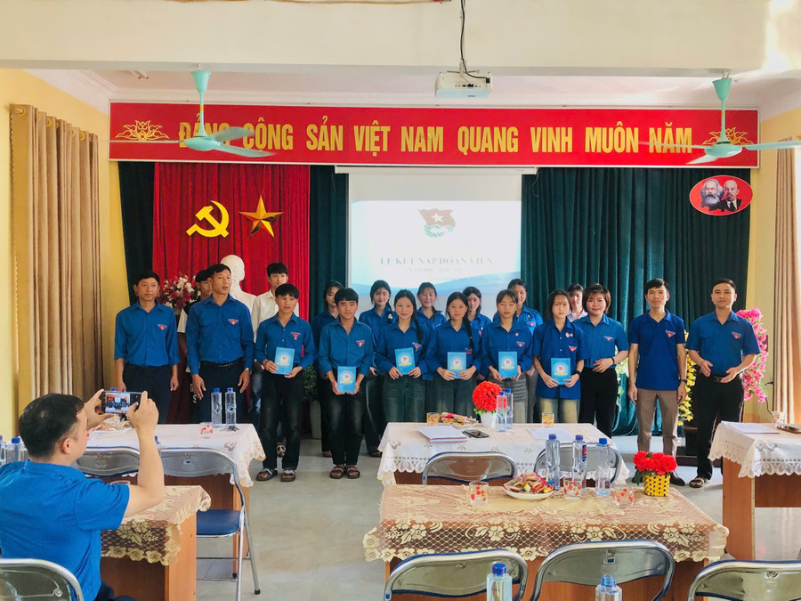 Đại diện BGH nhà trường, BCH đoàn xã và BCH chi đoàn đã trao quyết định, sổ đoàn cho đoàn viên mới. thcs-leng-su-sin-1.jpg