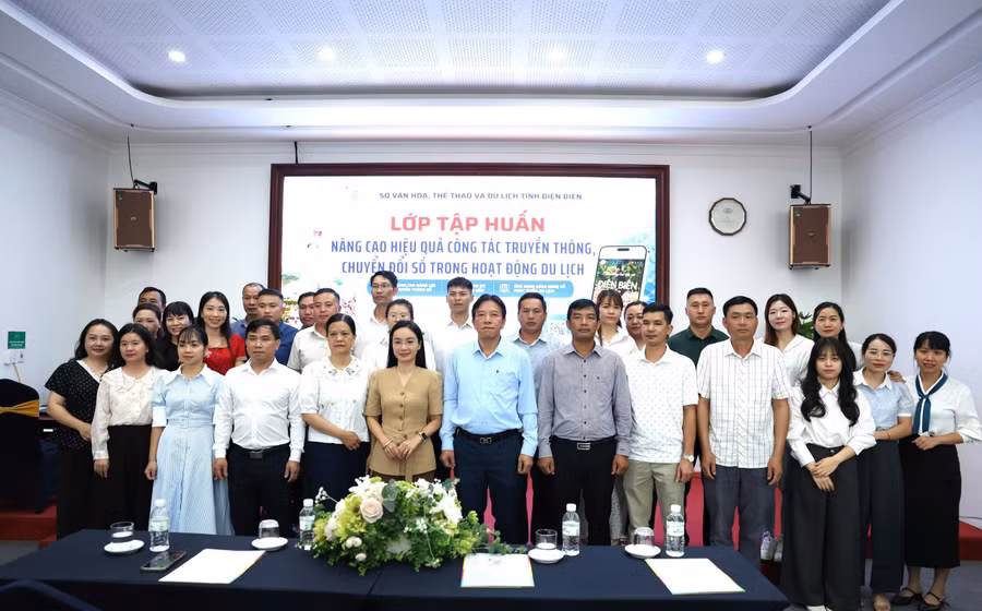 Các đại biểu và học viên chụp ảnh lưu niệm.