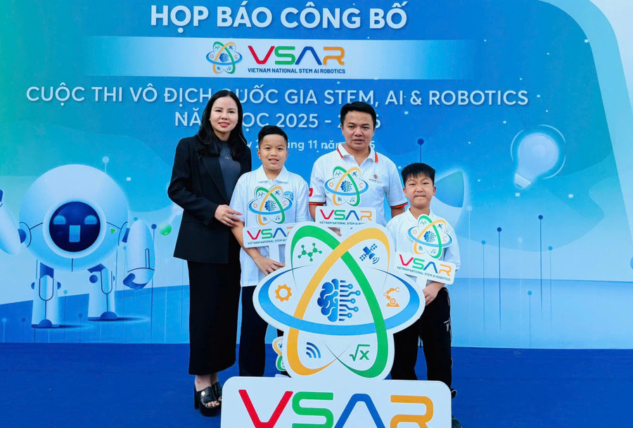 Bà Phạm Thị Hà - Hiệu trưởng Trường Tiểu học Kim Đồng chụp ảnh lưu niệm cùng HLV và các thành viên đội tuyển.