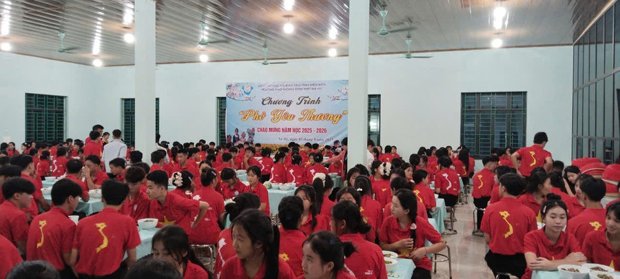 Học sinh Trường PTDTNT THPT Nậm Pồ tham gia chương trình "Phở yêu thương" chào năm học mới. noi-tru-nam-po.jpg