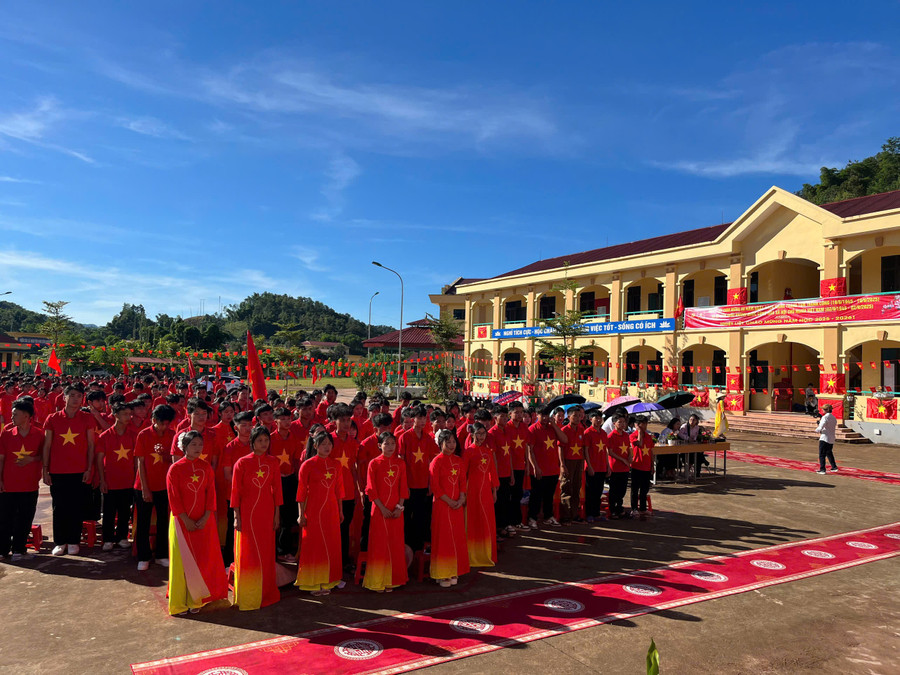 Học sinh nhà trường nghiêm trang trong lễ khai giảng. noi-tru-nam-po-2.jpg