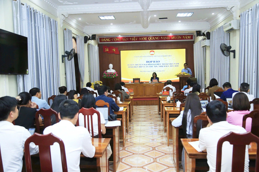 Toàn cảnh buổi họp báo.