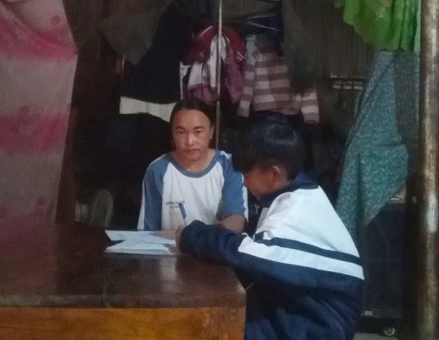 Ở các xã vùng cao, chuyện trẻ em đến lớp đều đặn là một nỗ lực không nhỏ.