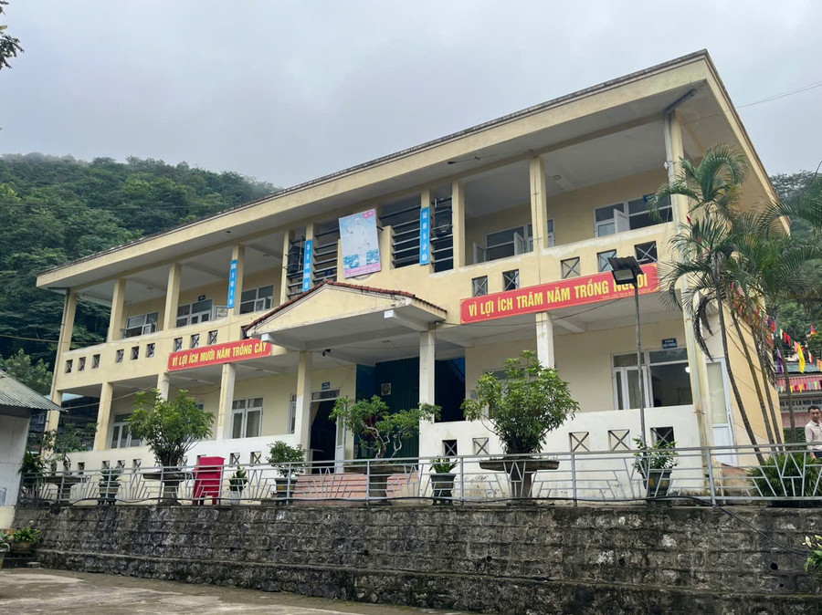 Nhiều trường học ở Điện Biên được đầu tư xây dựng đã lâu, cơ sở vật chất thiếu đồng bộ và đã xuống cấp cần được đầu tư. noi-tru-vung-bien.jpg