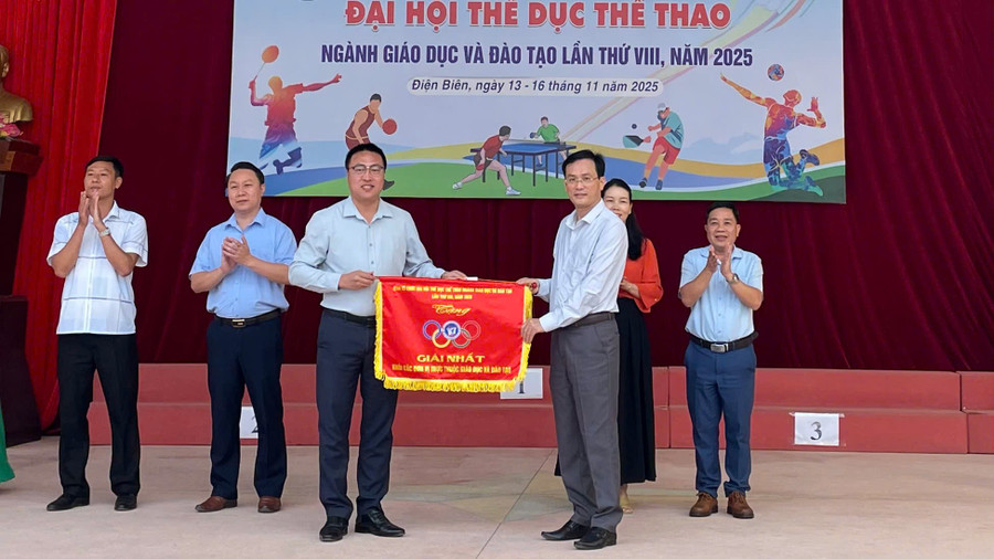 Ông Trần Đăng Ninh - Phó Giám đốc Sở GD&ĐT Điện Biên trao giải Nhất toàn đoàn cho Trường PTDTNT THPT tỉnh Điện Biên.