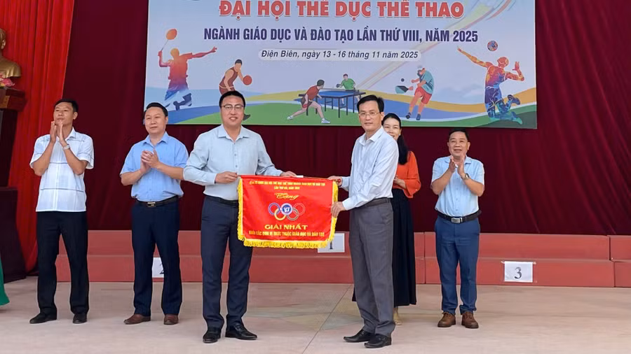 Ông Trần Đăng Ninh - Phó Giám đốc Sở GD&ĐT Điện Biên trao giải Nhất toàn đoàn cho Trường PTDTNT THPT tỉnh Điện Biên.