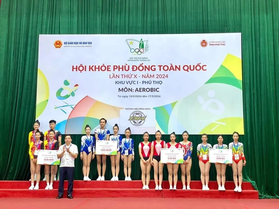 Học sinh Trường THCS xã Thanh Nưa nhận giải Ba tại HKPĐ toàn quốc.