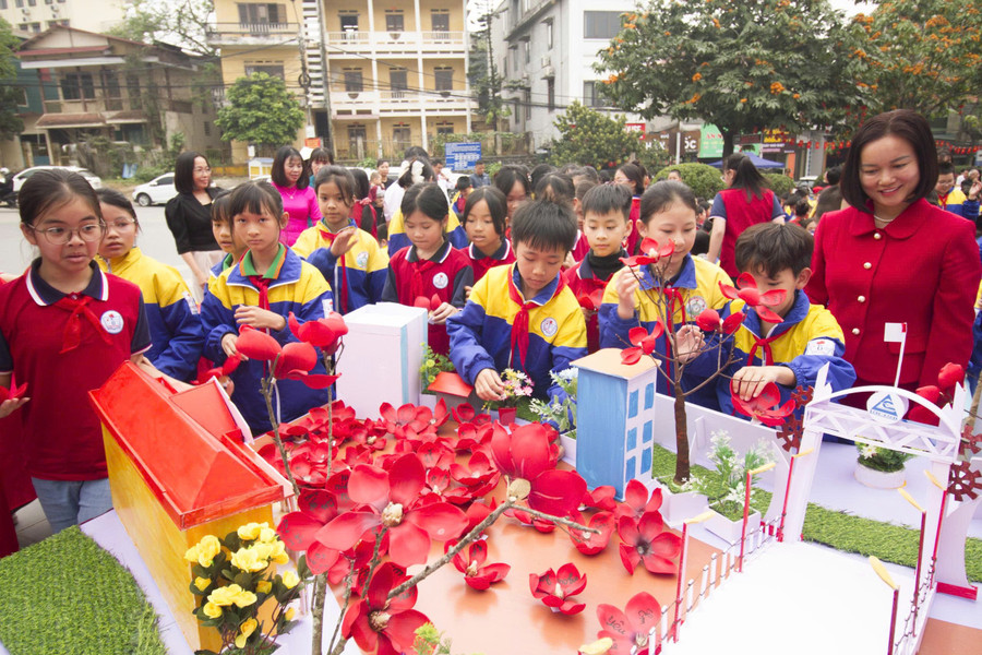 Học sinh Trường Tiểu học Kim Đồng (Lào Cai) tham gia các hoạt động tuyên truyền cho "Ngày hội non sông”.