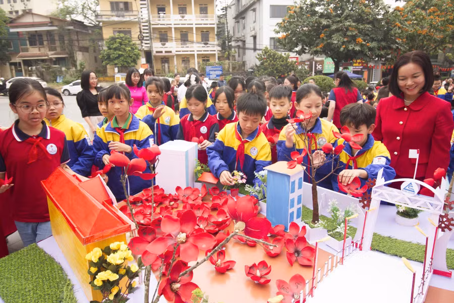 Học sinh Trường Tiểu học Kim Đồng (Lào Cai) tham gia các hoạt động tuyên truyền cho "Ngày hội non sông”.