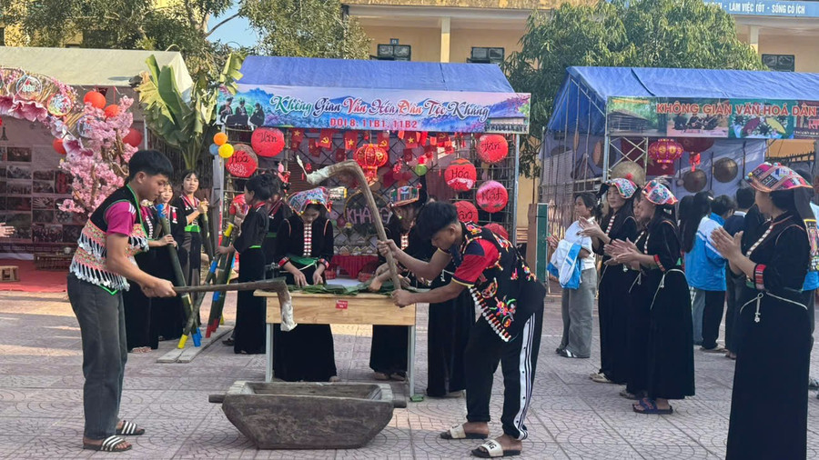 Phần thi giã bánh dày.