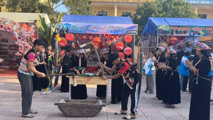 Phần thi giã bánh dày.