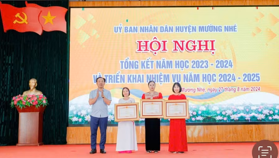 Thừa ủy quyền của Thủ tướng Chính phủ, ông Bùi Minh Hải - Bí thư Huyện ủy Mường Nhé trao Bằng khen cho 3 giáo viên có thành tích xuất sắc.